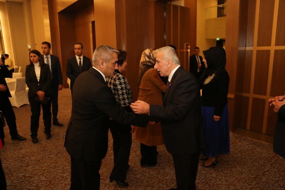 Vali Kam&ccedil;ı&rsquo;ya Duygu Dolu Veda Yemeği