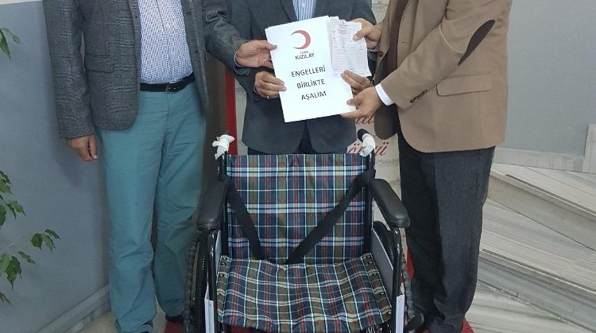 Aladağ ailesinden Kızılay&rsquo;a tekerlekli sandalye bağışı