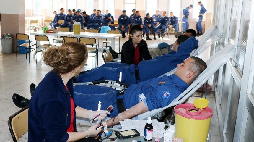 Jandarma &ldquo;Yardımsever Olmak Kanımızda Var&rdquo; diyerek kan bağışında bulundu