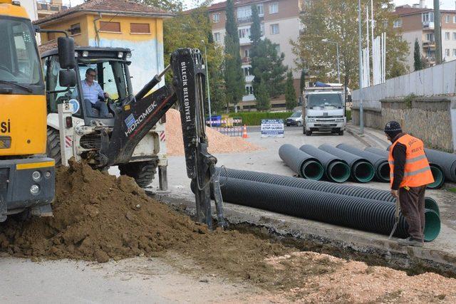 Bilecik Belediyesi’nden yağmur suyu hatları ve kaldırım çalışmaları