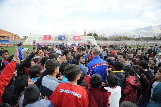 Niğde Anadolu FK Niğde’de futbol okulu açtı