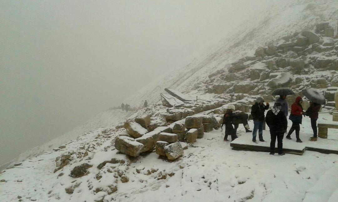  Nemrut Dağı'nda sis ve tipi! Turistler tahliye edildi