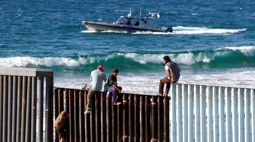 İlk kafile sınıra ulaştı! ABD askerleri müdahale etmedi