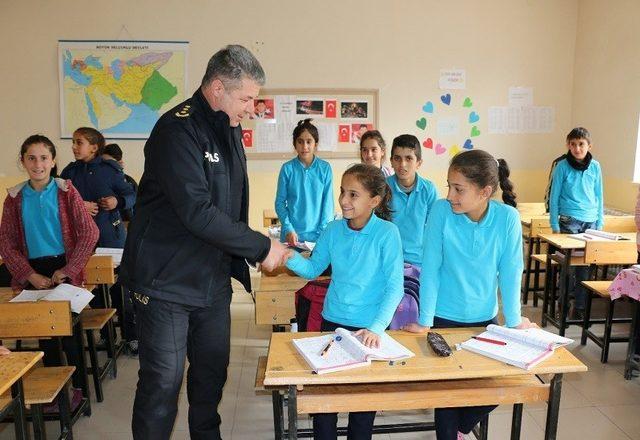 Hakkari polisi öğrencileri sevindirmeye devam ediyor