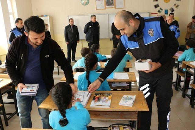 Hakkari polisi öğrencileri sevindirmeye devam ediyor