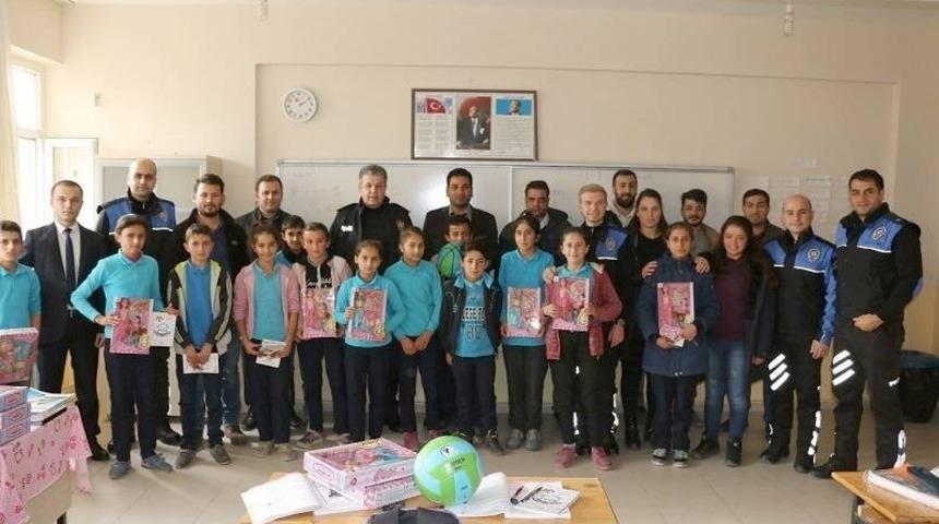 Hakkari polisi &ouml;ğrencileri sevindirmeye devam ediyor