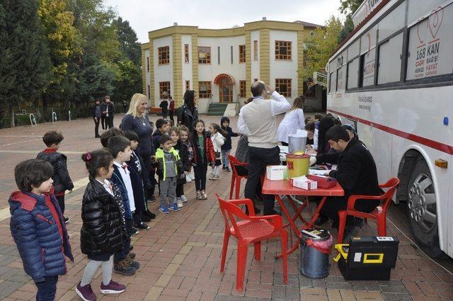 Öğrenci ve öğretmenler kan bağışı için yarıştı