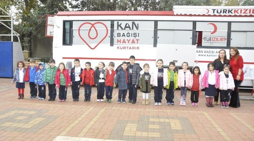 &Ouml;ğrenci ve &ouml;ğretmenler kan bağışı i&ccedil;in yarıştı