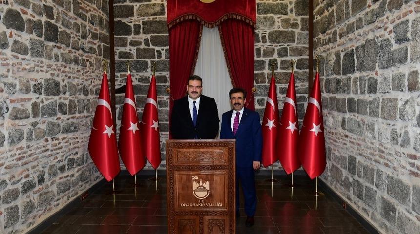 Rekt&ouml;r &Ccedil;omaklı&rsquo;dan Diyarbakır Valisi G&uuml;zeloğlu&rsquo;na nezaket ziyareti