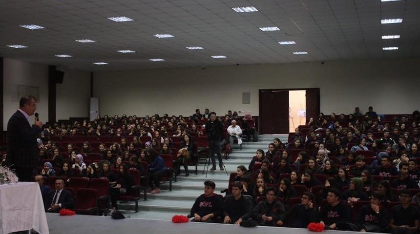 Başkan G&uuml;ven &ouml;ğrencilerle bir araya geldi