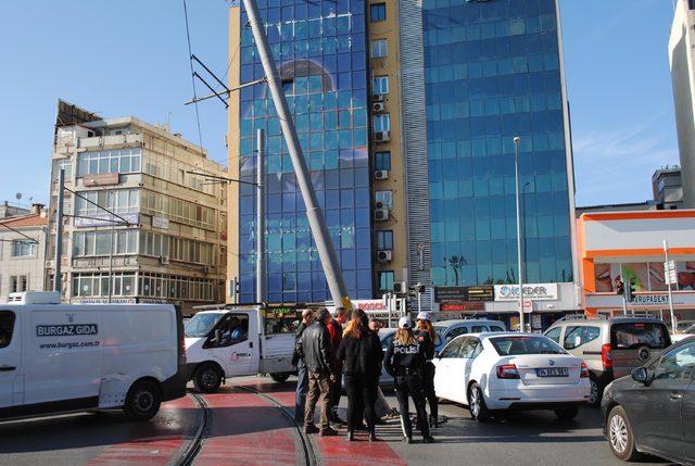 TIR direğe çarptı, tramvay seferleri aksadı