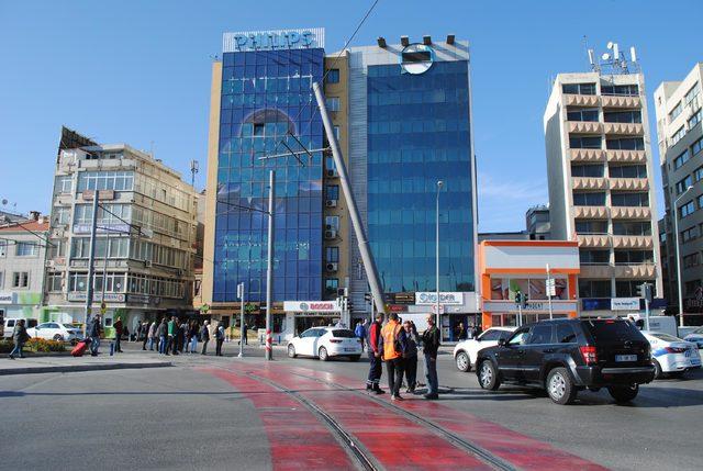 TIR direğe çarptı, tramvay seferleri aksadı