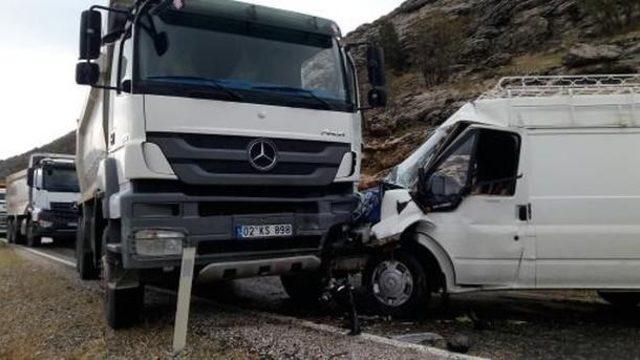 Kamyon ile minibüs çarpıştı: 1 yaralı