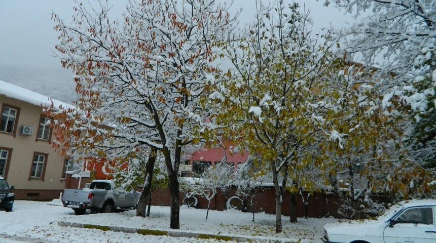 Posof beyaz &ouml;rt&uuml;s&uuml;n&uuml; giydi