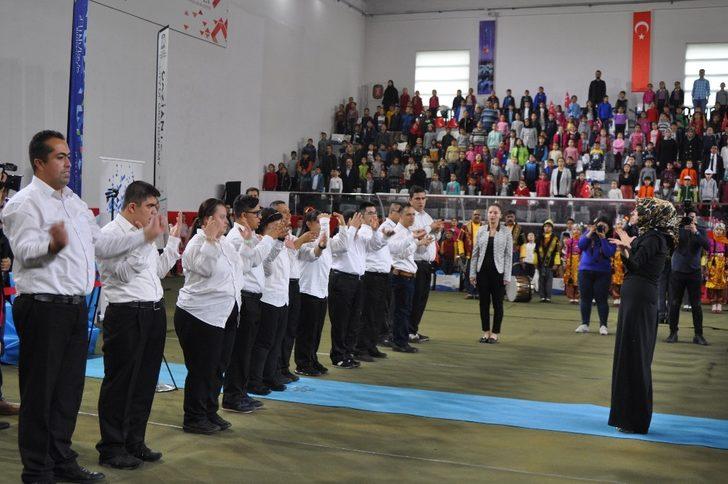 Down Sendromlu çocuklar İstiklal Marşını işaret dili ile okudu G2