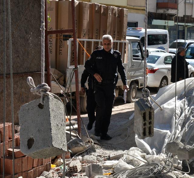 İnşaatta yarı çıplak erkek cesedi bulundu