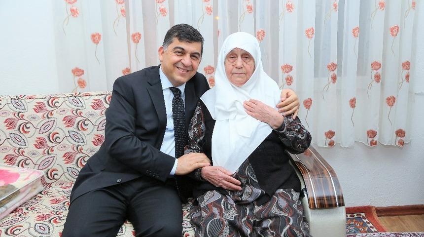 Fadıloğlu, ziyaretleriyle b&uuml;y&uuml;klerinin y&uuml;z&uuml;n&uuml; g&uuml;ld&uuml;r&uuml;yor