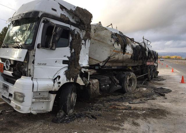 Zift yüklü tanker devrildi, vatandaş ihbarı Van Gölü'nü kirlenmekten kurtardı