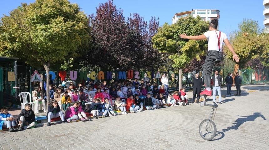 Karak&ouml;pr&uuml;&rsquo;de &ccedil;ocuklar g&ouml;n&uuml;llerince eğlendi