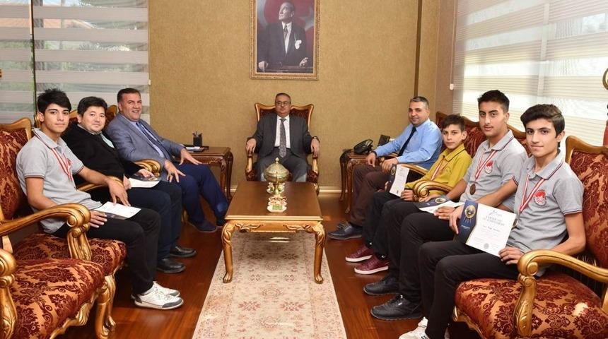 Vali Su, bilim yarışmasında dereceye giren &ouml;ğrencileri kabul etti
