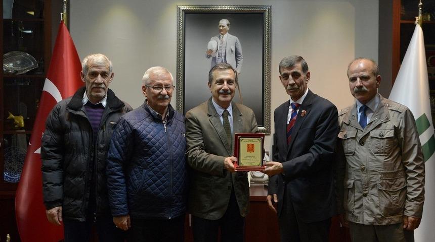 Gazilerden Başkan Ata&ccedil;&rsquo;a teşekk&uuml;r plaketi