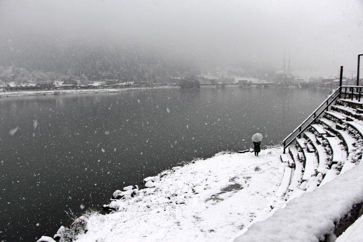 Kar bir anda bastırdı, her yeri beyaza bürüdü! Turist akınına uğruyor G4