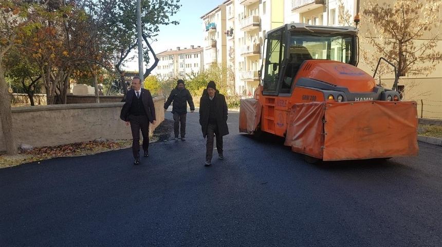 Se&ccedil;en, 2000 Evler Mahallesinde asfalt &ccedil;alışmalarını inceledi