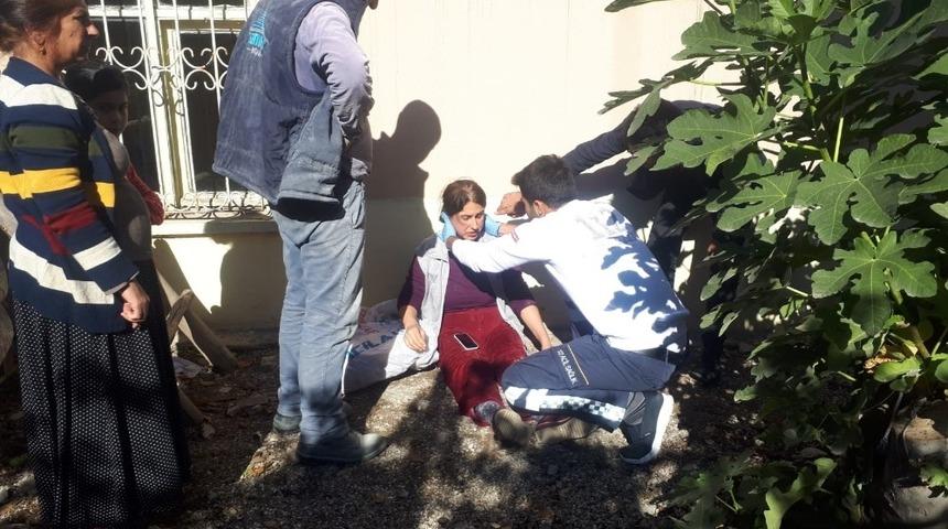 Kırılan tahta merdivenden d&uuml;şen kadın yaralandı