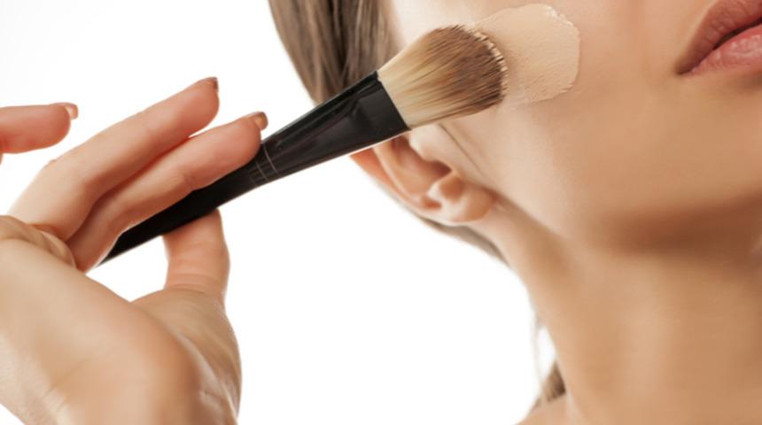 Bu yılın en trend uygulaması! Kalıcı fondöten efektiyle mezoterapi işlemi