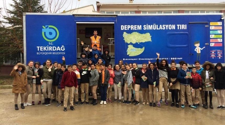 D&uuml;zce depreminin yıl d&ouml;n&uuml;m&uuml;nde &ouml;ğrencilere deprem anlatıldı