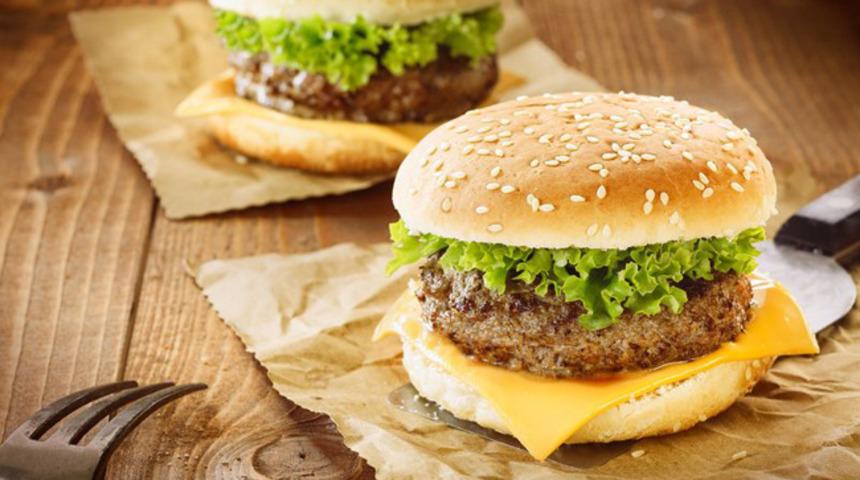 Ketçabı az bulan genç kadın şube müdürünü boğmaya çalıştı