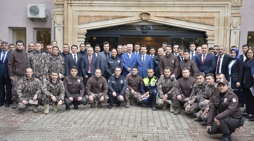 Mardin&rsquo;de polislerin mutlu g&uuml;n&uuml;