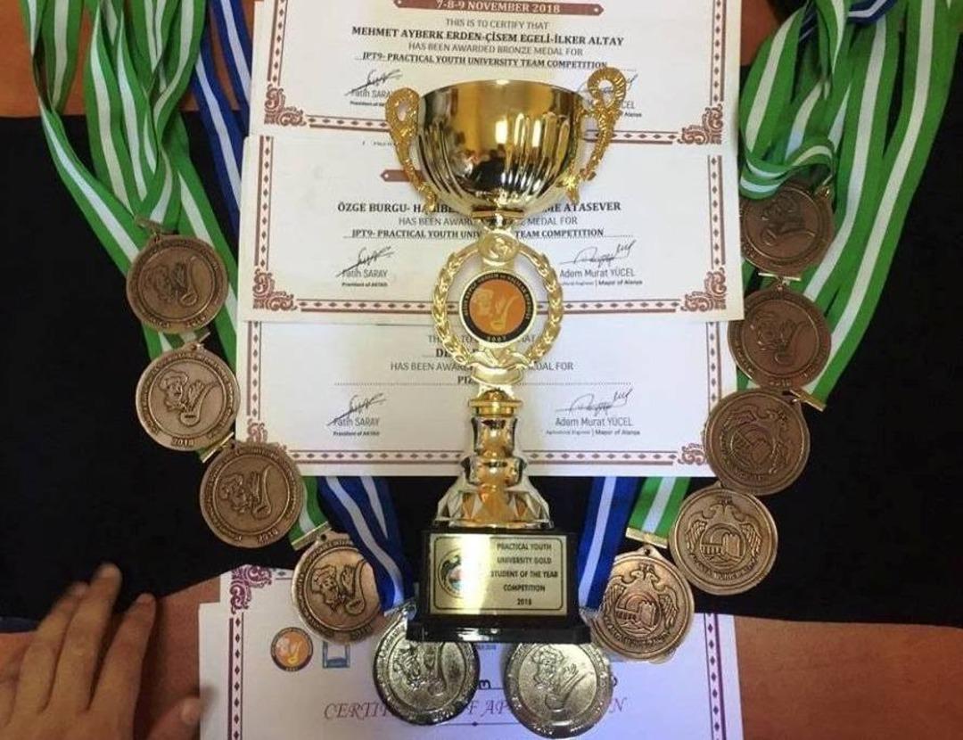 Aş&ccedil;ılık &ouml;ğrencileri Alanya&rsquo;dan madalyalarla d&ouml;nd&uuml;