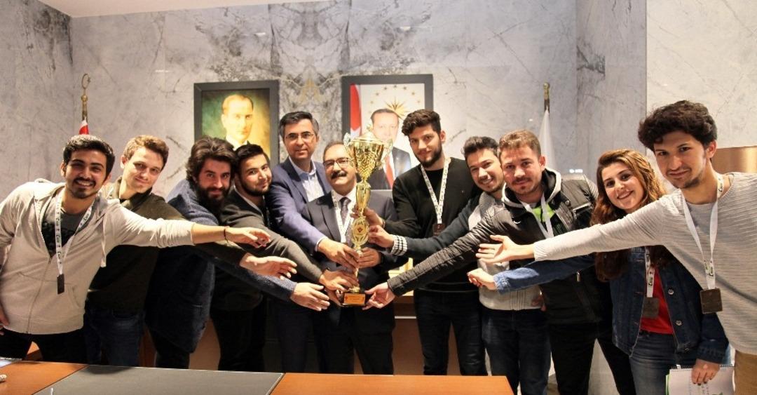 &Uuml;niversite &ouml;ğrencileri kazandıkları tasarım kupasını Rekt&ouml;r G&uuml;r&rsquo;e verdi