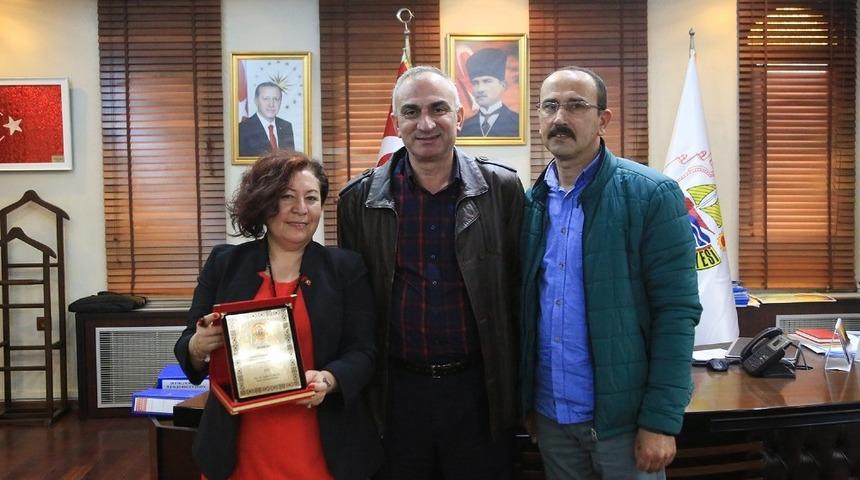 Başkan Yılmazer Belgin Dal&rsquo;a plaket verdi
