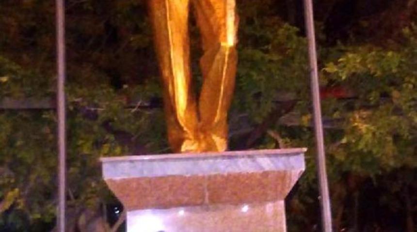 Antalya'da Atatürk heykeline sprey boyalı saldırı