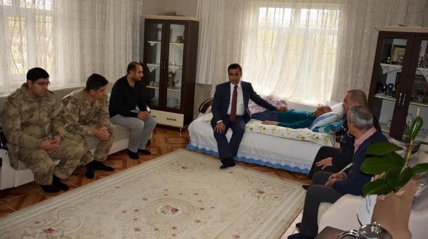 Kaymakam Alibeyoğlu&rsquo;ndan şehit babasına ziyaret