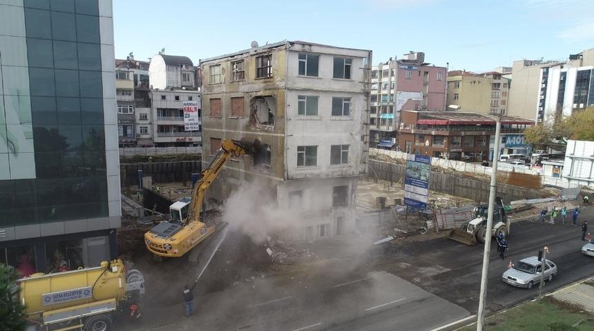 Meydandaki son bina da yıkılıyor