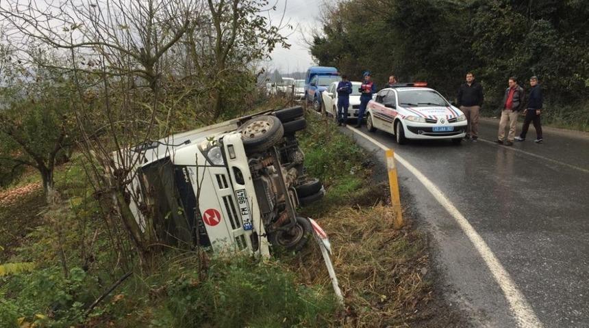 Kontrolden çıkan kamyon devrildi: 2 yaralı