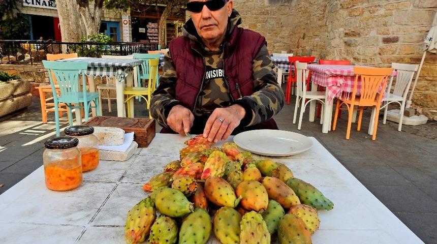 40 yıldır kaktüs meyvesi satıyor