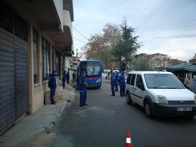 Cinayet hükümlüsü, izinli geldiği evinde annesi için taziyeleri kabul etti