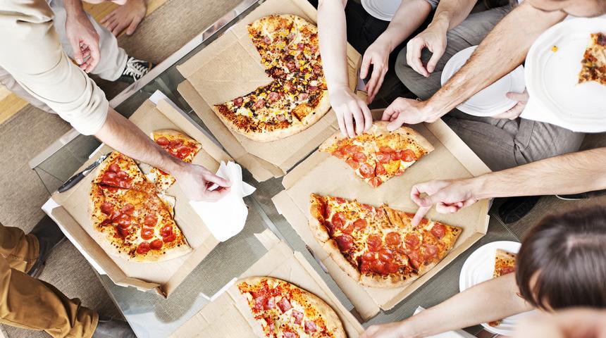 Yuvarlak pizzalar neden kare kutularda servis edilir?