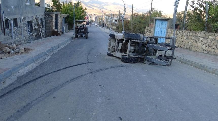 Gerc&uuml;ş&rsquo;te forklift devrildi