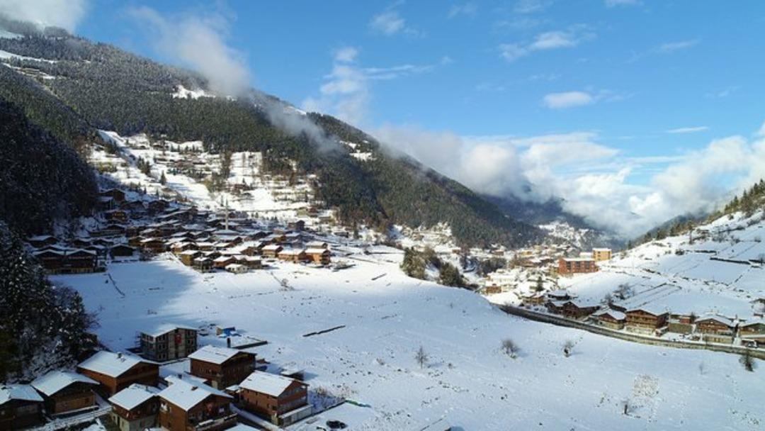 Kar bir anda bastırdı, her yeri beyaza b&uuml;r&uuml;d&uuml;! Turist akınına uğruyor