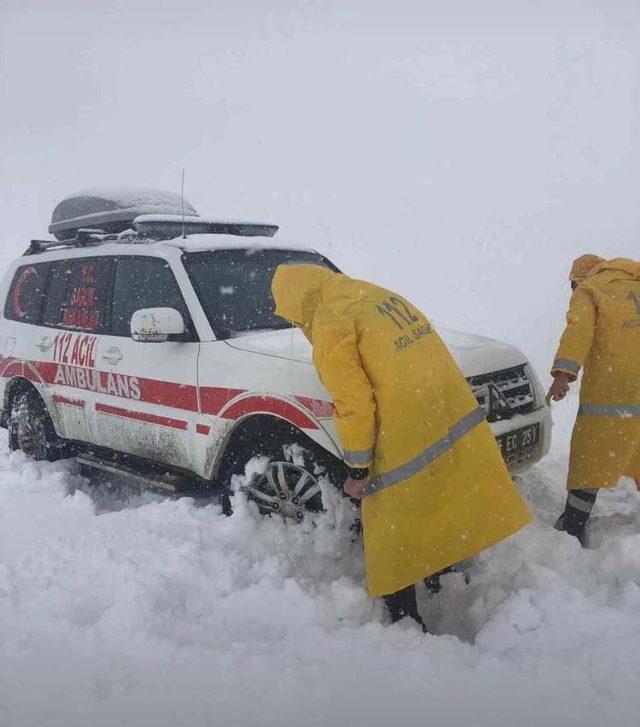 Beytüşşebap’ta ambulans kar nedeniyle mahsur kaldı