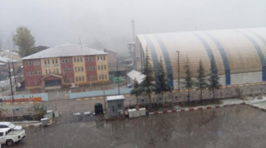 Beyt&uuml;şşebap&rsquo;ta ambulans kar nedeniyle mahsur kaldı