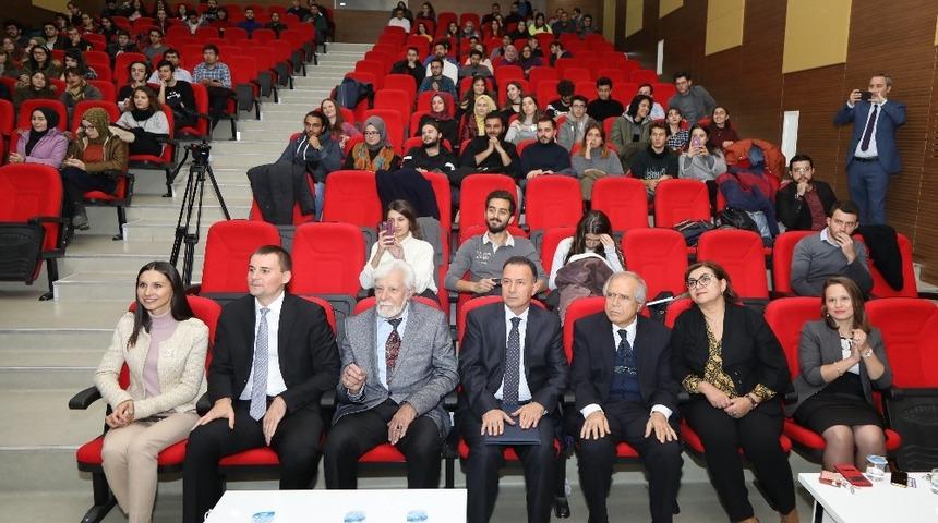 Belaruslu &Ouml;ğretim G&ouml;revlisi, Kişisel K&uuml;t&uuml;phanesini &Ccedil;alıştığı B&ouml;l&uuml;me Bağışladı