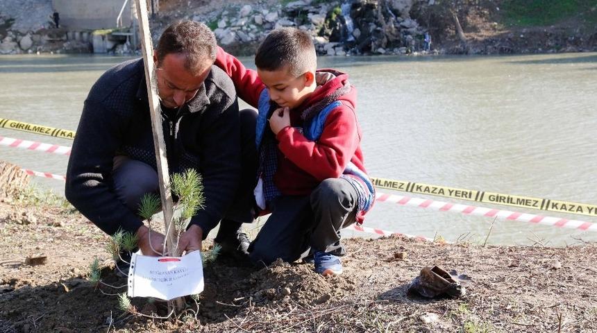 &Ouml;ğrenciler Ceyhan Nehri kıyılarını ağa&ccedil;landırıyor