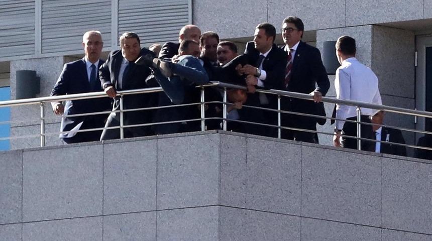 TBMM&rsquo;den atlamak isteyen genci Fendoğlu ve beraberindekiler ikna etti