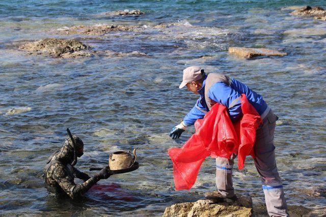 Kumbahçe'de denizden yüzlerce kilo atık çıkarıldı